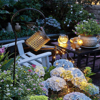 OSKAR - Kreativ Solcellslampa för Trädgården i Vattenkannedesign