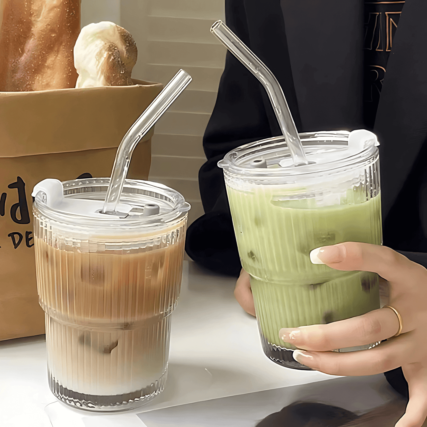 ClearSip – Randig Glas­mugg med Lock & Sugrör för Kaffe, Te och Juice (450ml)