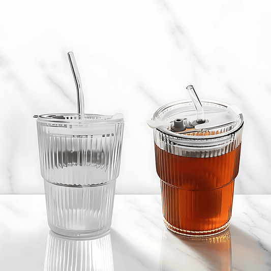 ClearSip – Randig Glas­mugg med Lock & Sugrör för Kaffe, Te och Juice (450ml)