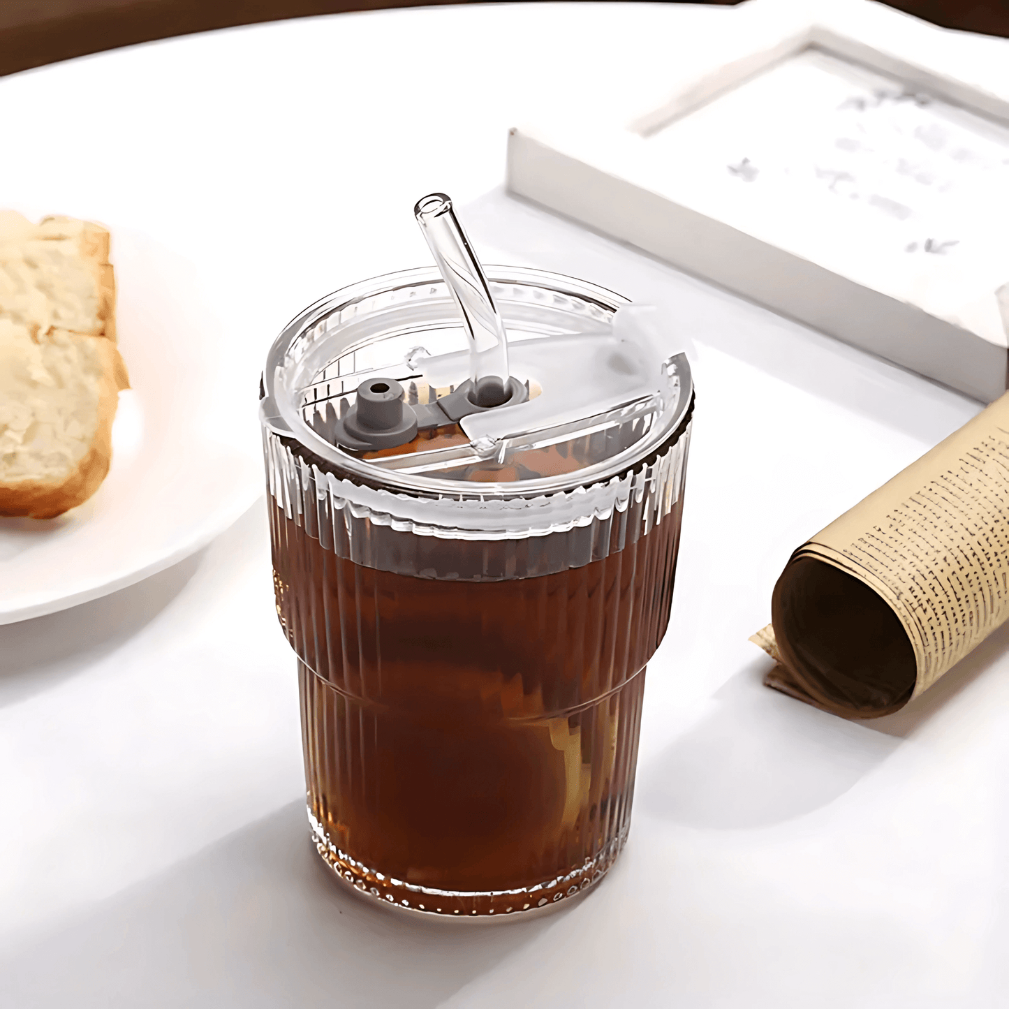 ClearSip – Randig Glas­mugg med Lock & Sugrör för Kaffe, Te och Juice (450ml)